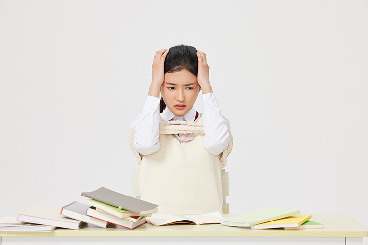 攝圖網_501751900_學習遇到困難困惑的女學生(企業商用) 攝圖網_501751900_學習遇到困難困惑的女學生(企業商用)